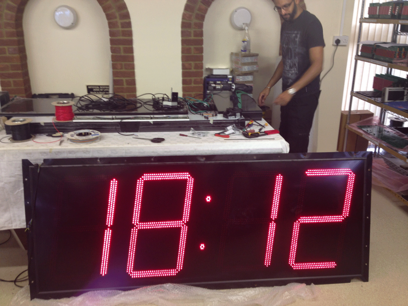 https://www.london-electronics.com/wp-content/uploads/2026/02/Jo_Large-Display.gif